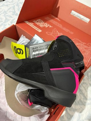 Botas de montar en moto mujer,talla 36. A estrenar