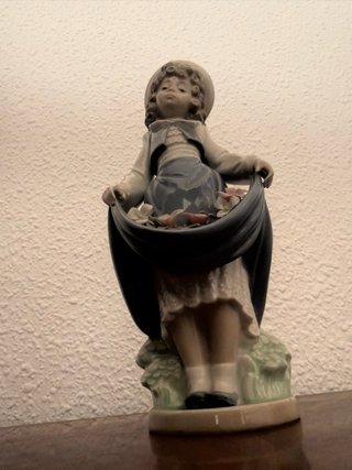 Lladro Chica con Flores 1986 Porcelana