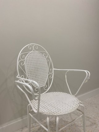 Sillas de terraza metal y mimbre blancas