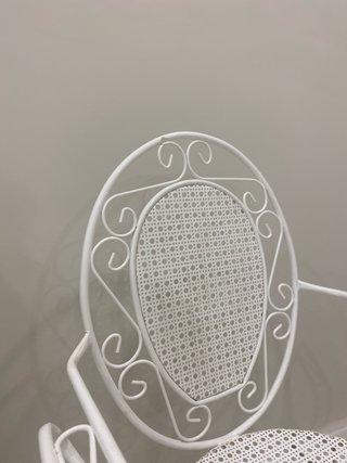 Sillas de terraza metal y mimbre blancas