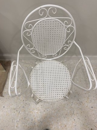 Sillas de terraza metal y mimbre blancas