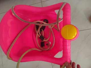 Columpio infantil rosa con cuerdas