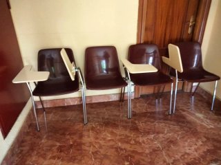 Sillas con escritorio marrón y blanco