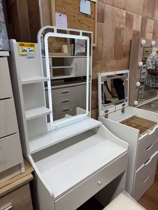 Tocador blanco con espejo LED