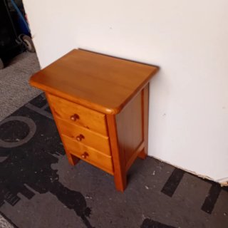 Mesita de noche de madera de pino