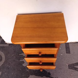 Mesita de noche de madera de pino