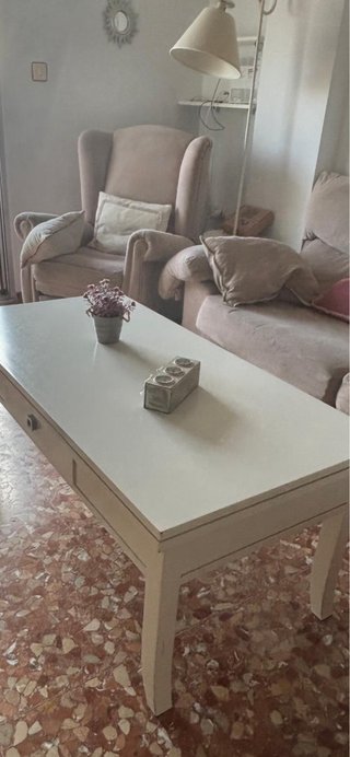 Mesita de centro de madera color beige