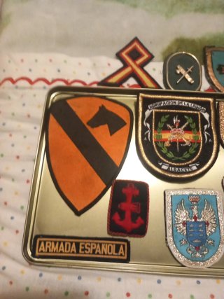 Distintivos Cuerpos Españoles y uno USA
