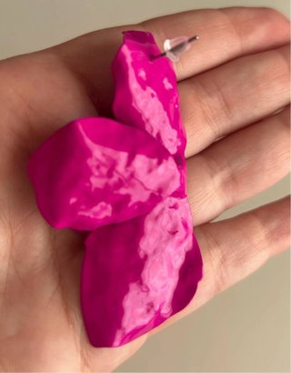 Orecchini brillanti con petalo fucsia
