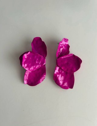 Orecchini brillanti con petalo fucsia