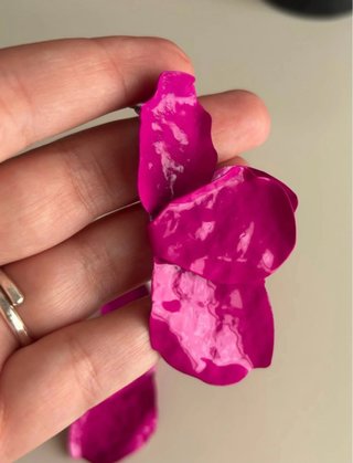 Orecchini brillanti con petalo fucsia
