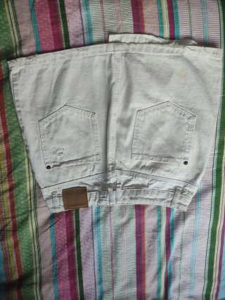 Falda blanca con parches