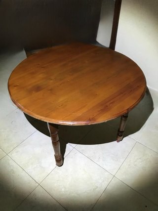 Mesa redonda de madera