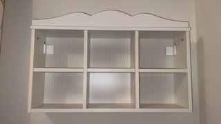 Estantería blanca y beige