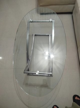 Mesa de centro ovalada de cristal y metal
