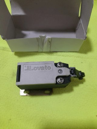Interruptor final de carrera Lovato KB C1 S11 V155