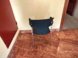 Silla azul de plástico y metal