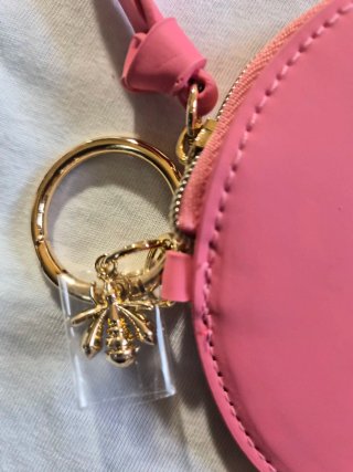 Monedero redondo rosa Guerlain abeja