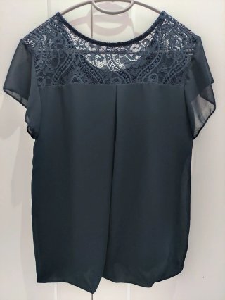 Blusa negra con encaje y pedrería