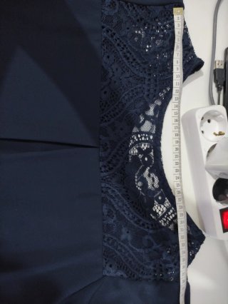 Blusa negra con encaje y pedrería