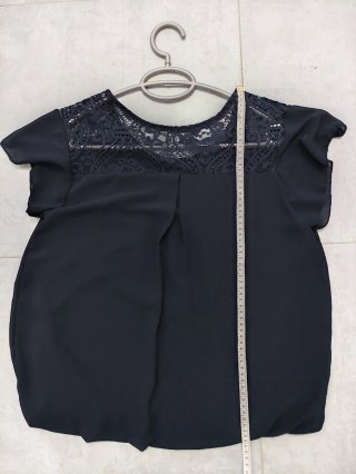 Blusa negra con encaje y pedrería