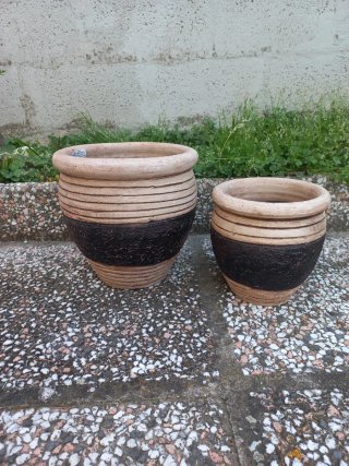 Set di due vasi in creta con finitura graffiata.