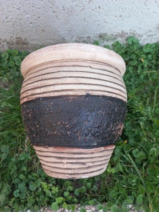 Set di due vasi in creta con finitura graffiata.