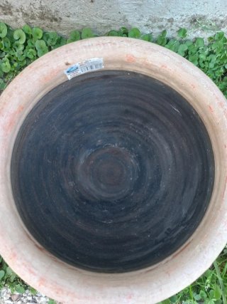 Set di due vasi in creta con finitura graffiata.