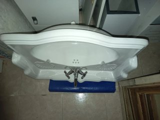 Lavabo de porcelana blanco con pie serie romántica