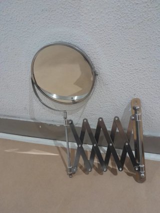Espejo retráctil de pared plateado