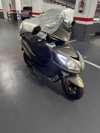 Moto 49cc Scooter Gris y Dorada Elèctrica
