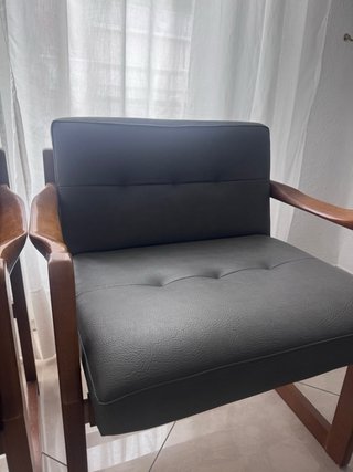 Sillones de piel y madera grises