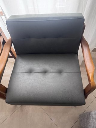 Sillones de piel y madera grises