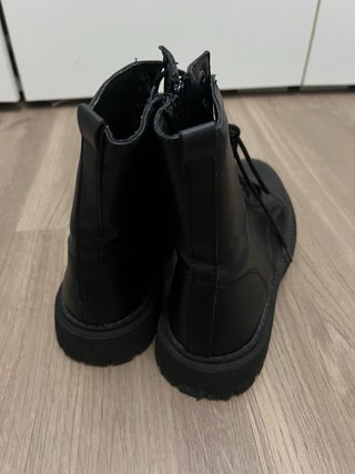 Botas negras con cordones