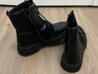 Botas negras con cordones