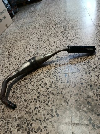 Tubo de escape marrón y plateado