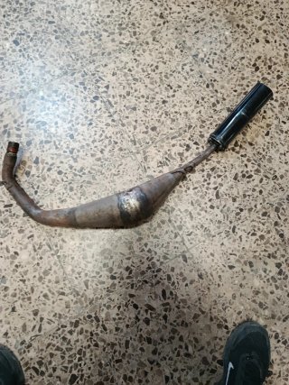 Tubo de escape marrón y plateado