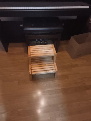 Escalerita de madera para piano