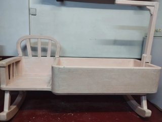 Cuna con asiento de madera
