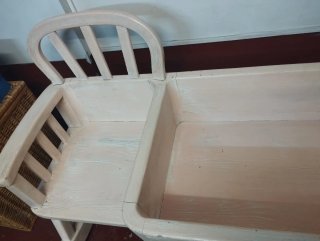 Cuna con asiento de madera