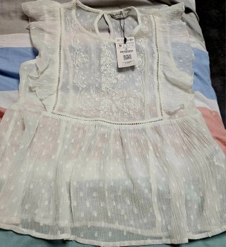 Blusa Stradivarius bordada negra y blanca.