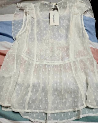 Blusa Stradivarius bordada negra y blanca.