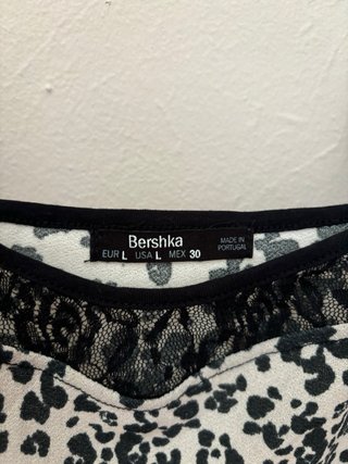 Top Bershka estampado floral negro y blanco