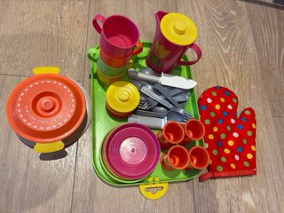 Cocinita de madera con accesorios