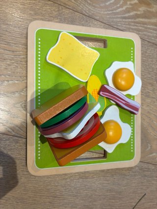 Cocinita de madera con accesorios