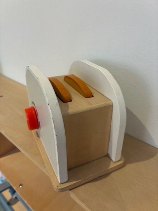 Cocinita de madera con accesorios