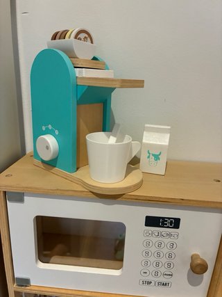 Cocinita de madera con accesorios