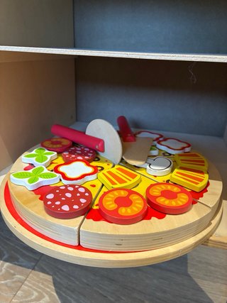 Cocinita de madera con accesorios