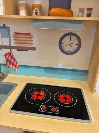 Cocinita de madera con accesorios