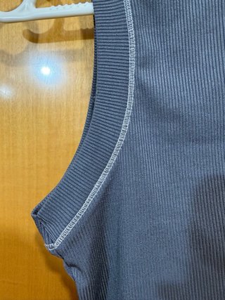 Top corto tirantes gris con pespuntes blancos